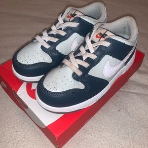 Kids nike dunk low size 10c